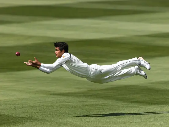 Test cricket mein shandaar diving catch leta Indian fielder, hawa mein udkar ball pakadte hue